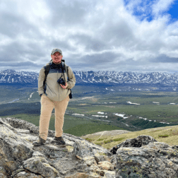 Recent W&J alumnus Jeffrey Seabury, Jr. 麦哲伦计划期间，22号站在阿拉斯加的一座山顶上.